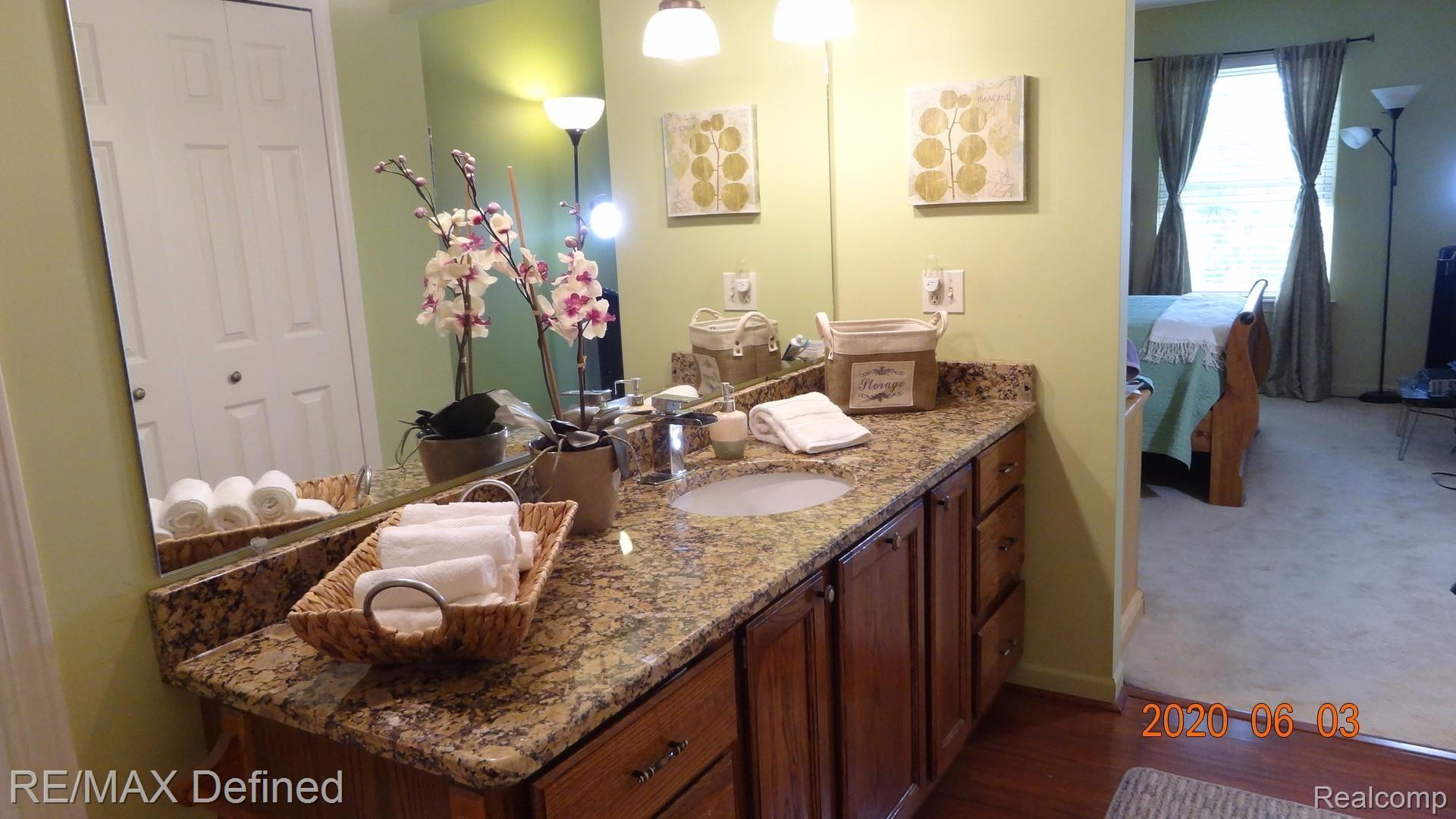 1675 Huntington Park, Unit E Rochester, MI 48309 - Photo 22 of 33 Master bath/dressing area