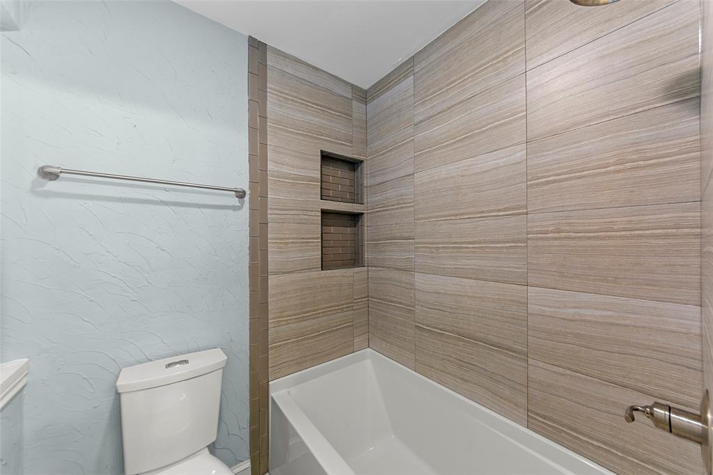 6840 Rochelle Drive Plano, TX 75023 - Photo 26 of 40 a bathroom with a toilet and bathtub