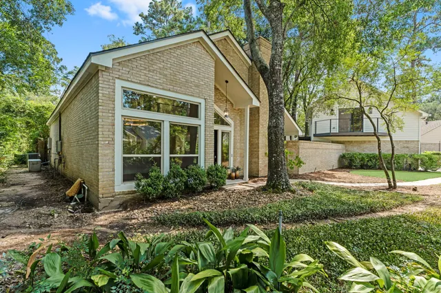 a view of a house with backyard and garden