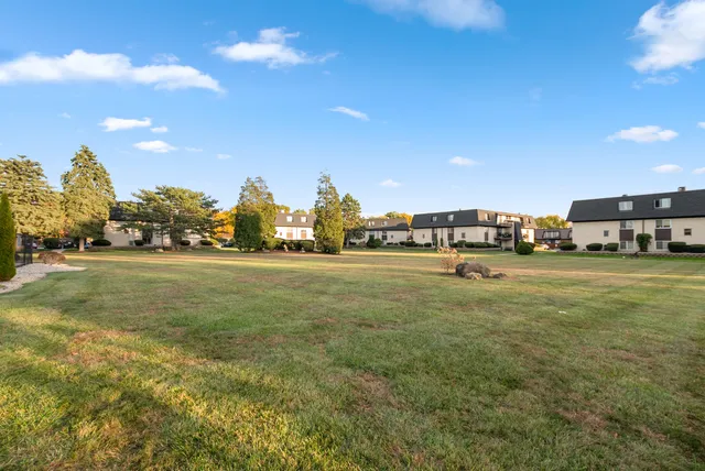 $159,900 | 11109 South 84th Avenue, Unit 1B, Palos Hills, IL 60465