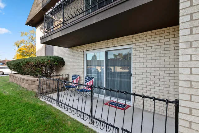$159,900 | 11109 South 84th Avenue, Unit 1B, Palos Hills, IL 60465
