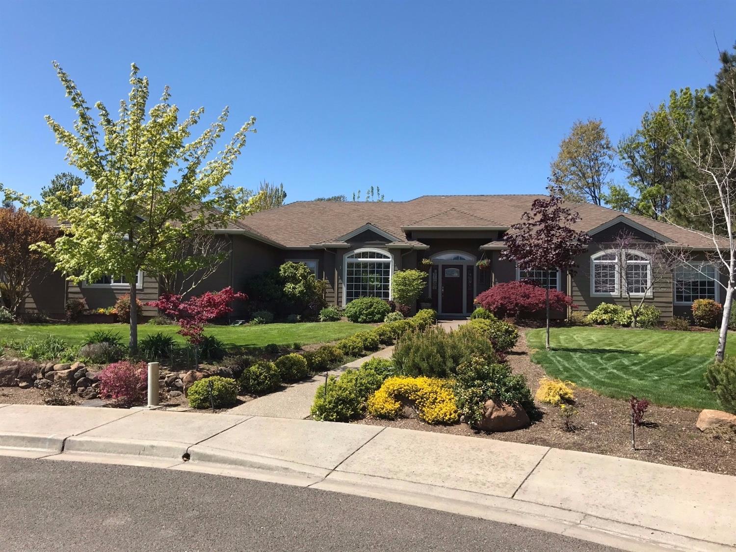 127 Walnut Place Phoenix, OR 97535 - Photo 1 of 4 Primary Photo