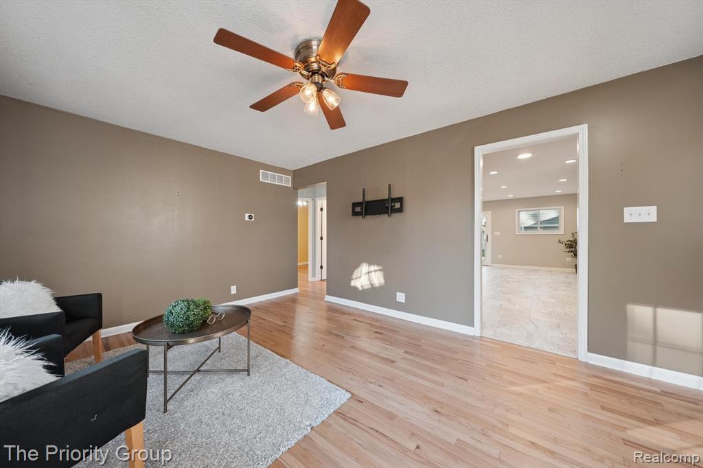 5235 Drayton Road Clarkston, MI 48346 - Photo 9 of 48 Gallery Image 9