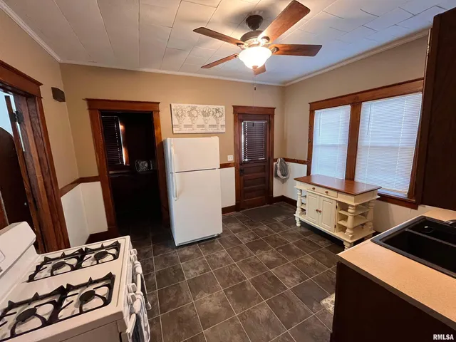 $1,150 | 2608 Leclaire Street, Davenport, IA 52803