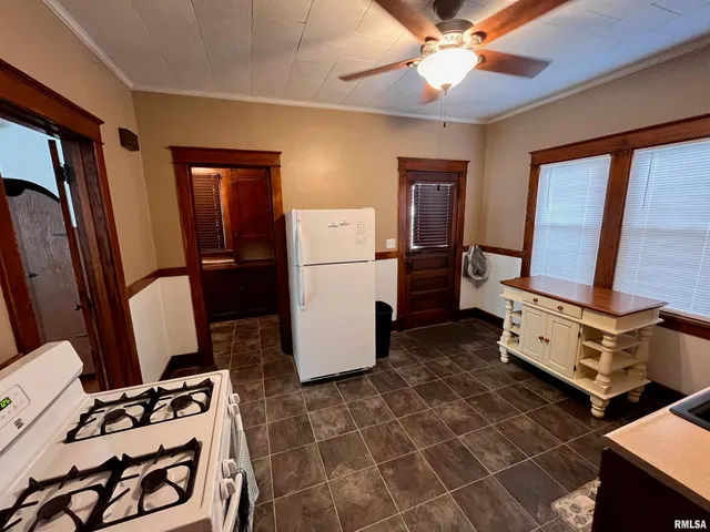 $1,150 | 2608 Leclaire Street, Davenport, IA 52803