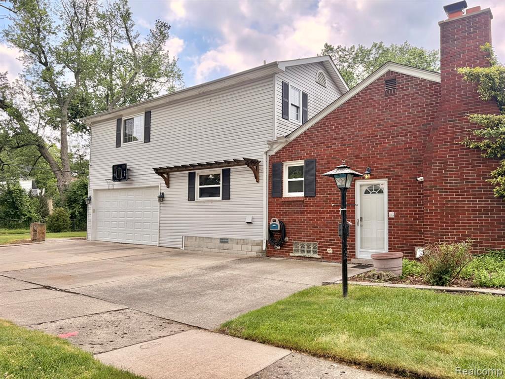 2111 Earlmont Road Berkley, MI 48072 - Photo 3 of 27