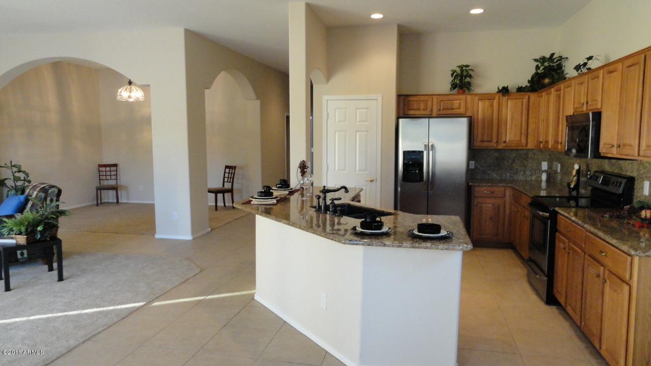 2719 East Fremont Road Phoenix, AZ 85042 - Photo 7 of 23 DSC00692