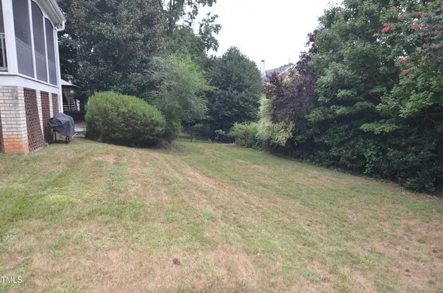 a view of front a house with a yard