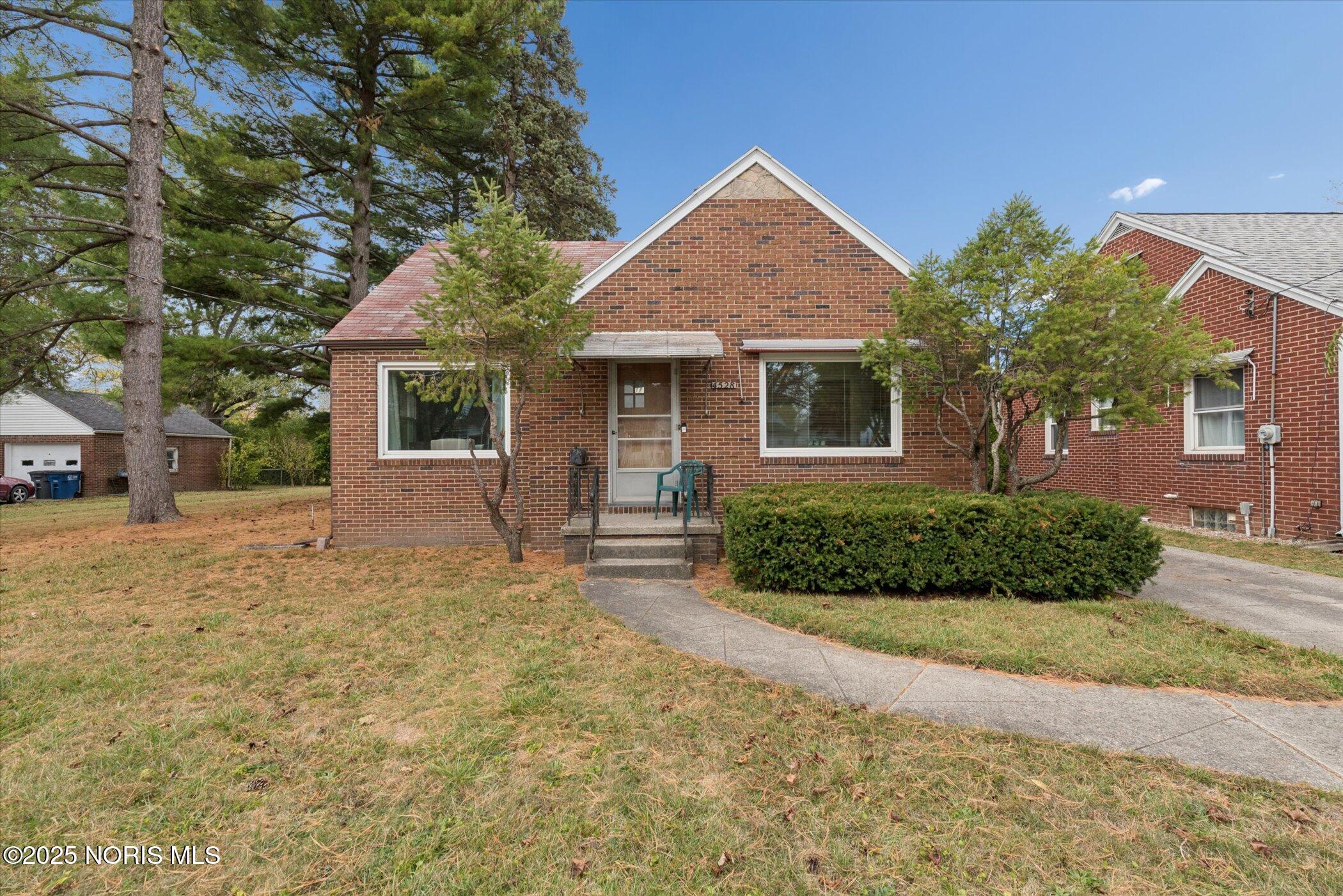 4528 Devonshire Road Toledo, OH 43614 - Photo 2 of 21 04-4528-Devonshire-Rd-WindowStill-Photog