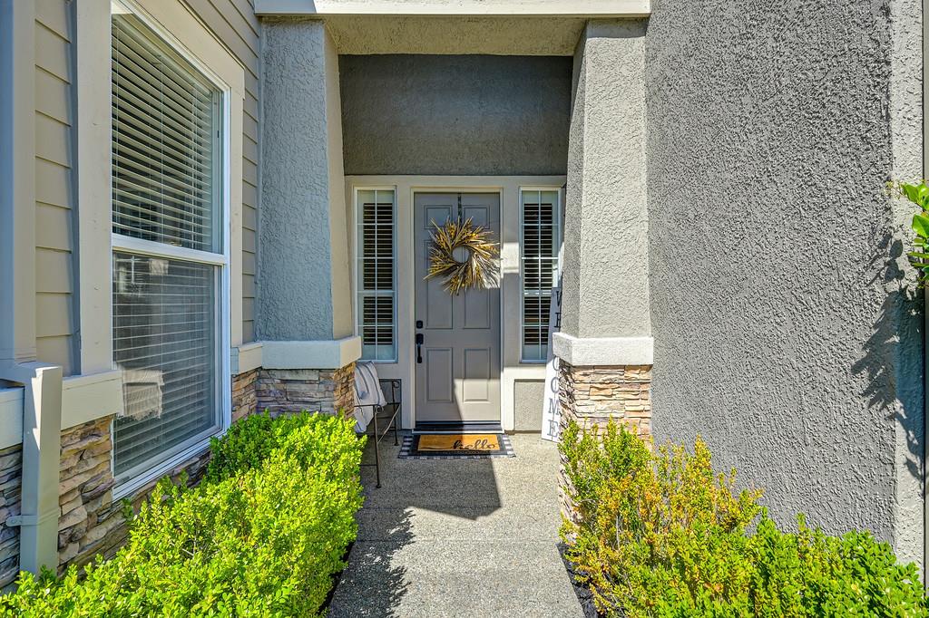 1685 Iroquois Road Rocklin, CA 95765 - Photo 6 of 73 a front view of a house with a porch