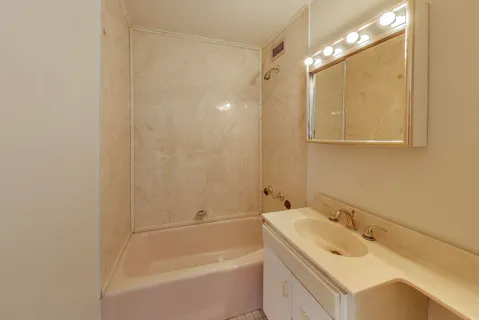 $209,000 | 1401 East 55th Street, Unit 602N, Chicago, IL 60615
