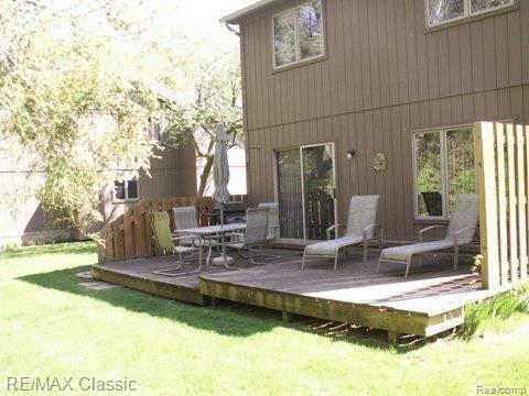 145 Woodstone Road Waterford, MI 48327 - Photo 1 of 11 Large Rear Deck