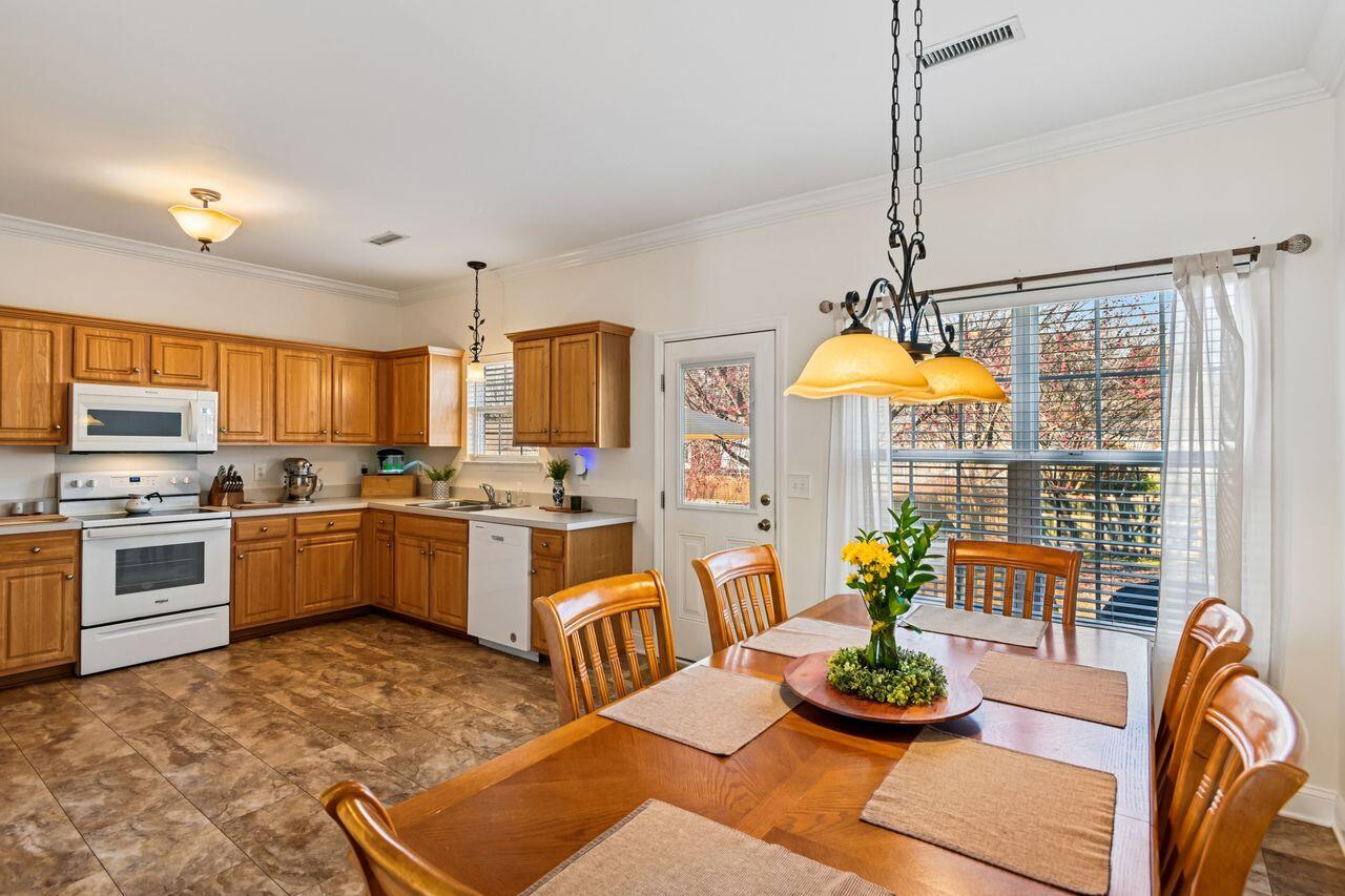 18 Burky Court Hanahan, SC 29410 - Photo 11 of 37 Dining / Kitchen