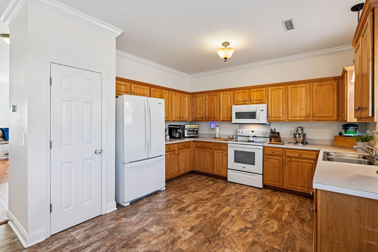 18 Burky Court Hanahan, SC 29410 - Photo 12 of 37 Kitchen