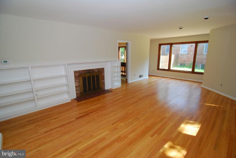 2000 Jamestown Road Alexandria, VA 22308 - Photo 12 of 30 Living Room