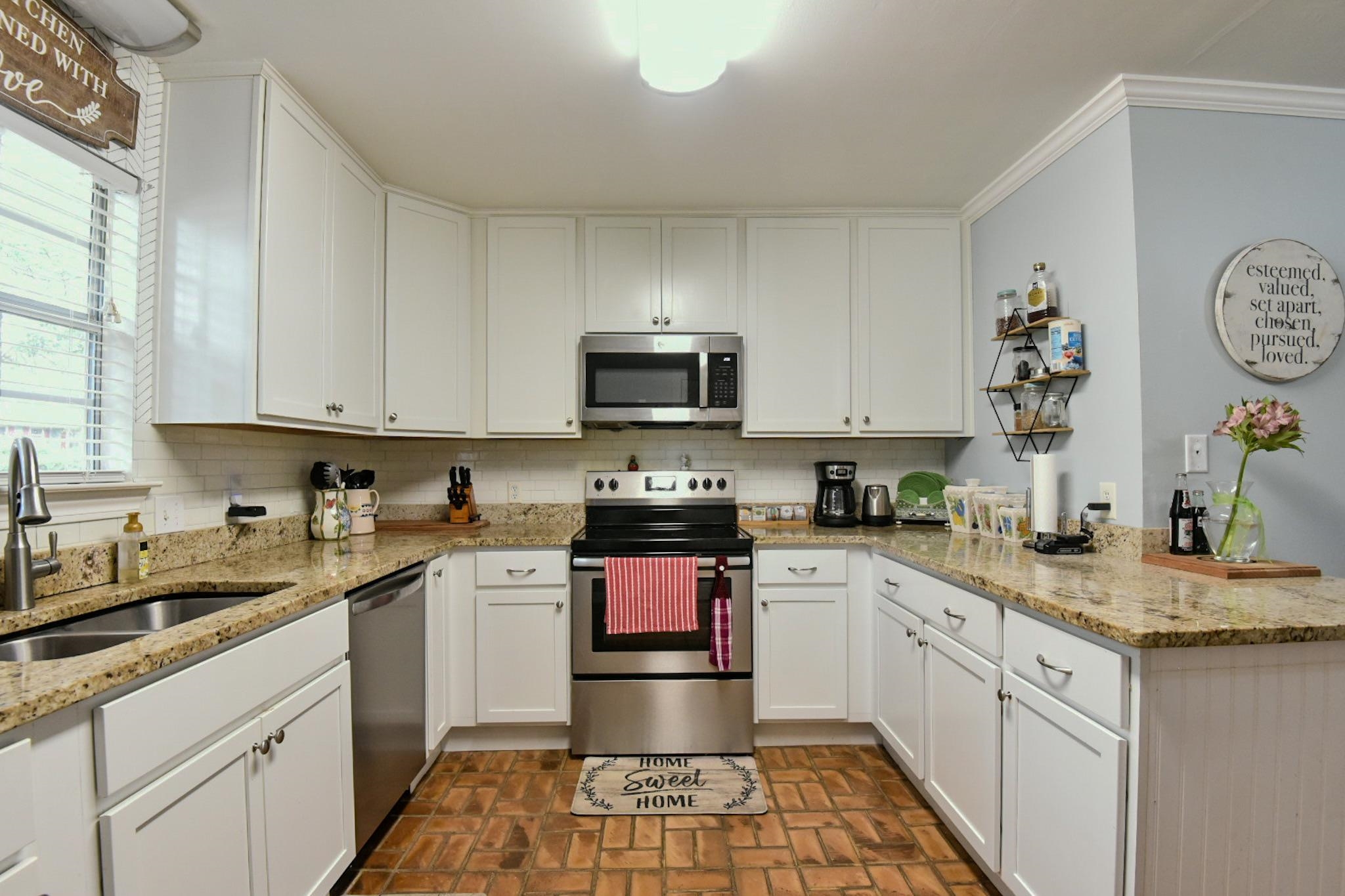 130 Ridgewood Drive Daphne, AL 36526 - Photo 19 of 34 Kitchen