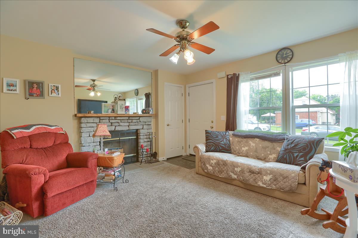 327 Dahlia Road Lancaster, PA 17602 - Photo 3 of 21 Gallery Image 3