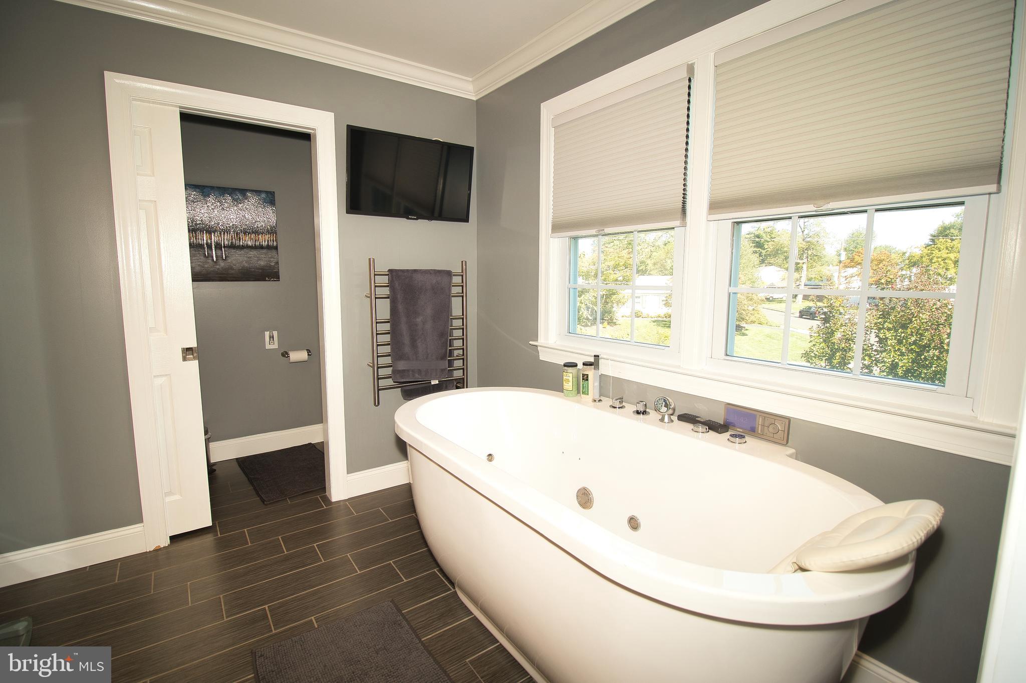 136 Washington Drive Warminster, PA 18974 - Photo 23 of 39 a bathroom with a bathtub and a sink