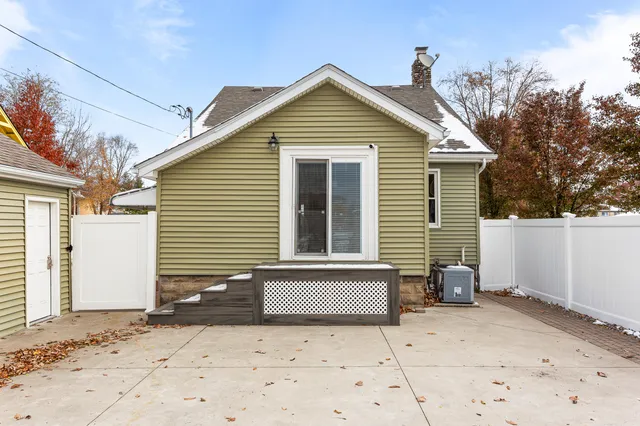 $300,000 | 38 Riverside Drive, Mount Clemens, MI 48043