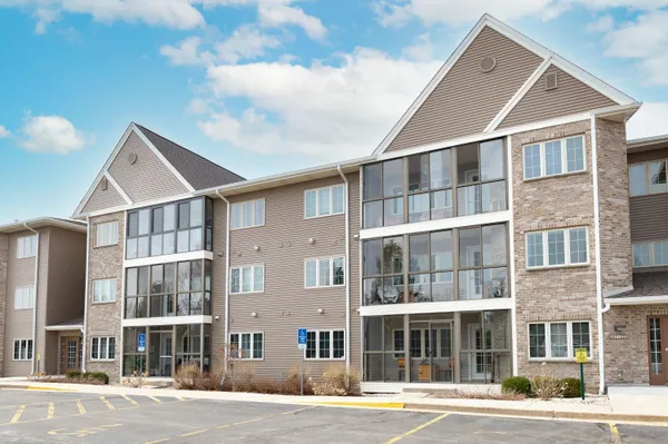 $300,000 | 207 Oconomowoc Parkway, Oconomowoc, WI 53066