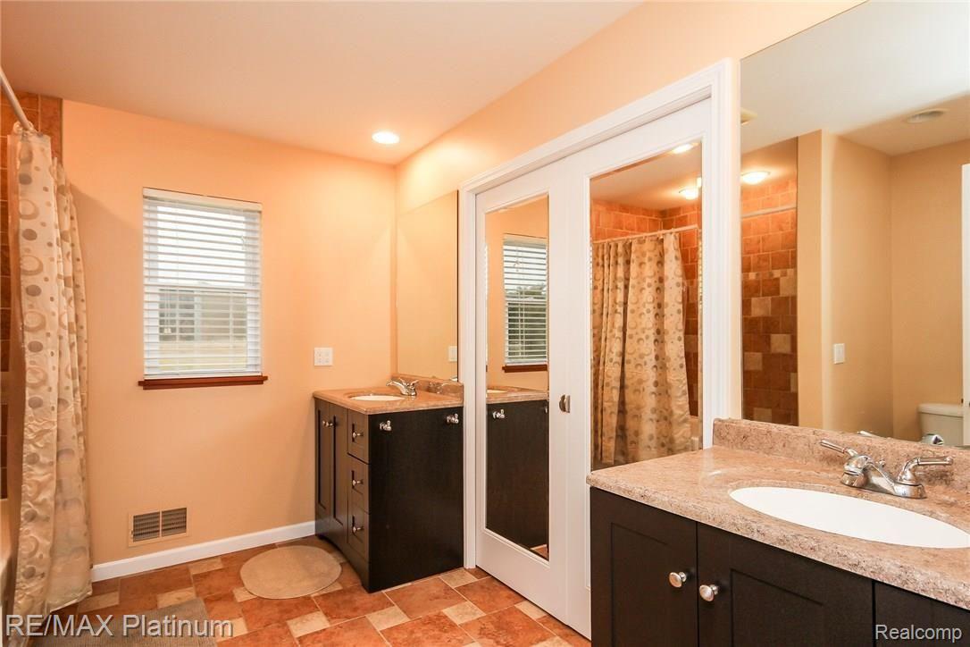 6621 Winans Lake Road Brighton, MI 48116 - Photo 15 of 36 026-Master_Bathroom-3631831-medium.jpg