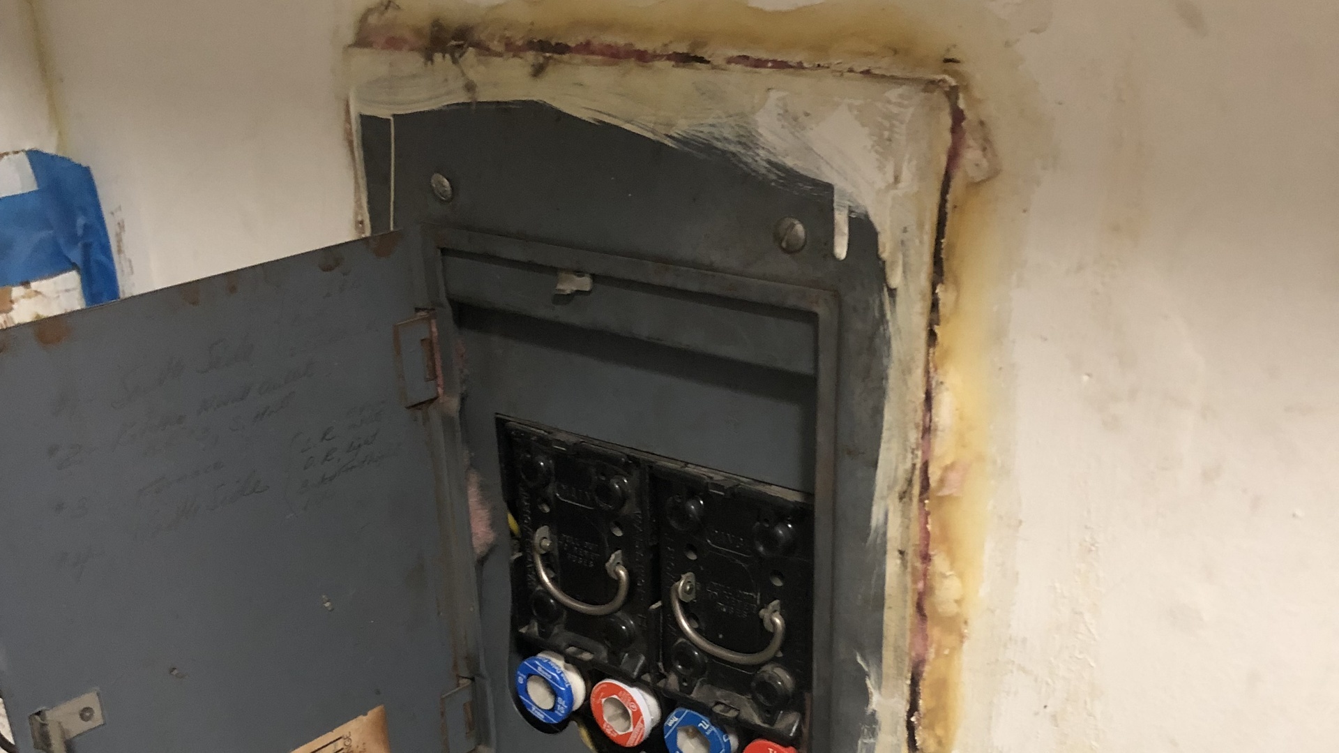 19020 Springfield Avenue Flossmoor, IL 60422 - Photo 15 of 25 a close up of a utility room