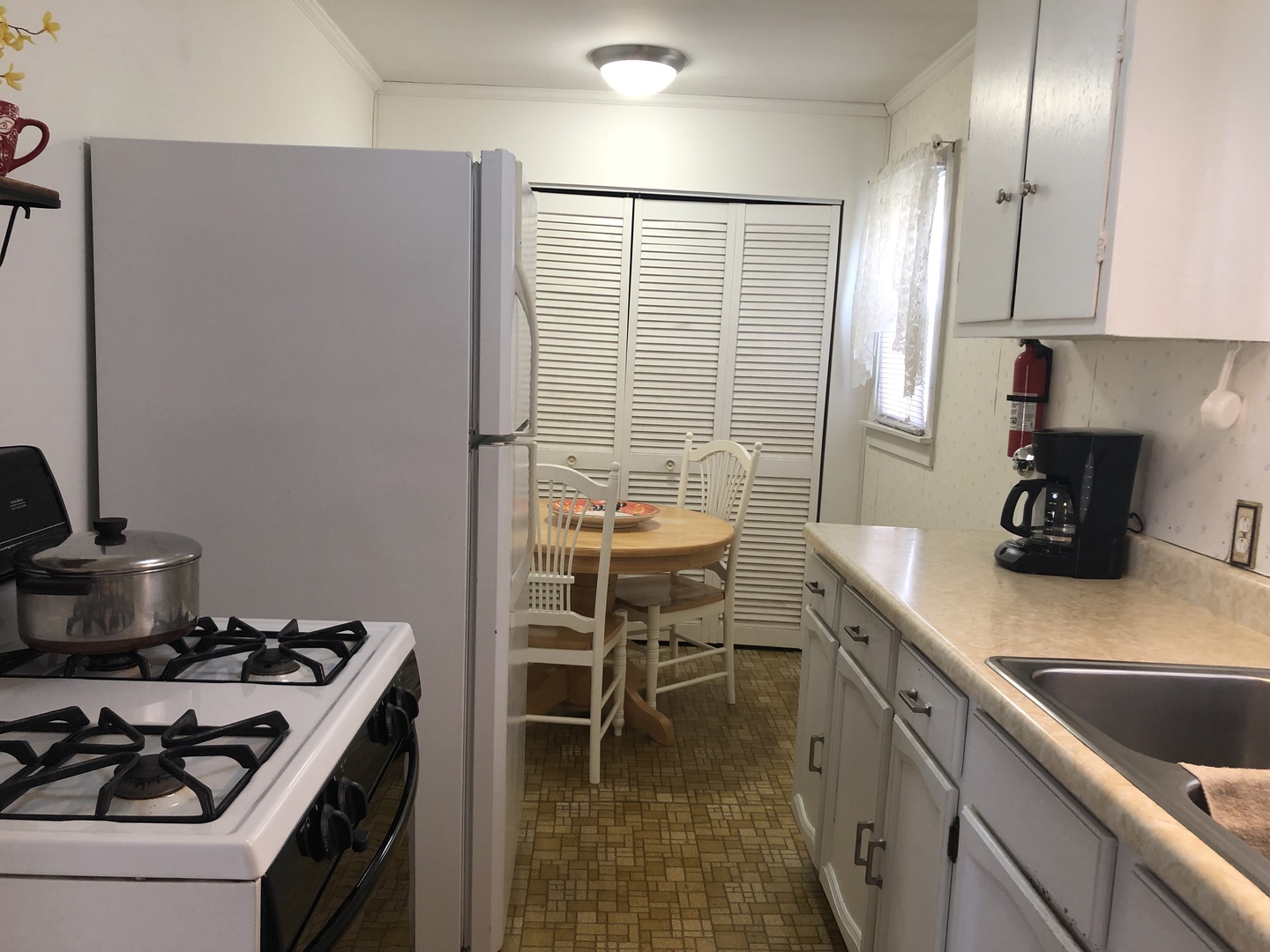 19020 Springfield Avenue Flossmoor, IL 60422 - Photo 4 of 25 a kitchen with a table and chairs