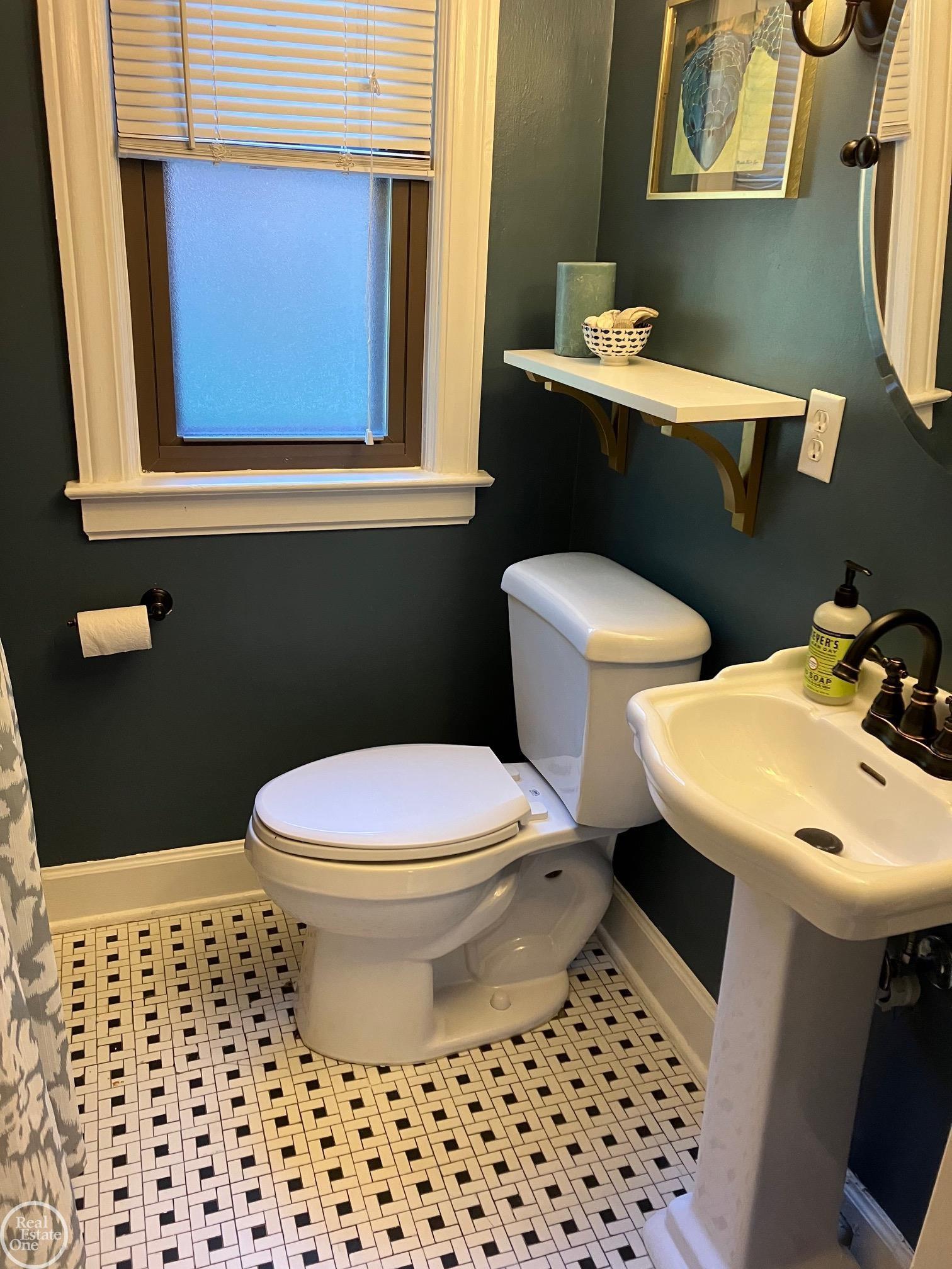 305 Kerby Road Grosse Pointe, MI 48236 - Photo 13 of 40 50086215-12.JPG