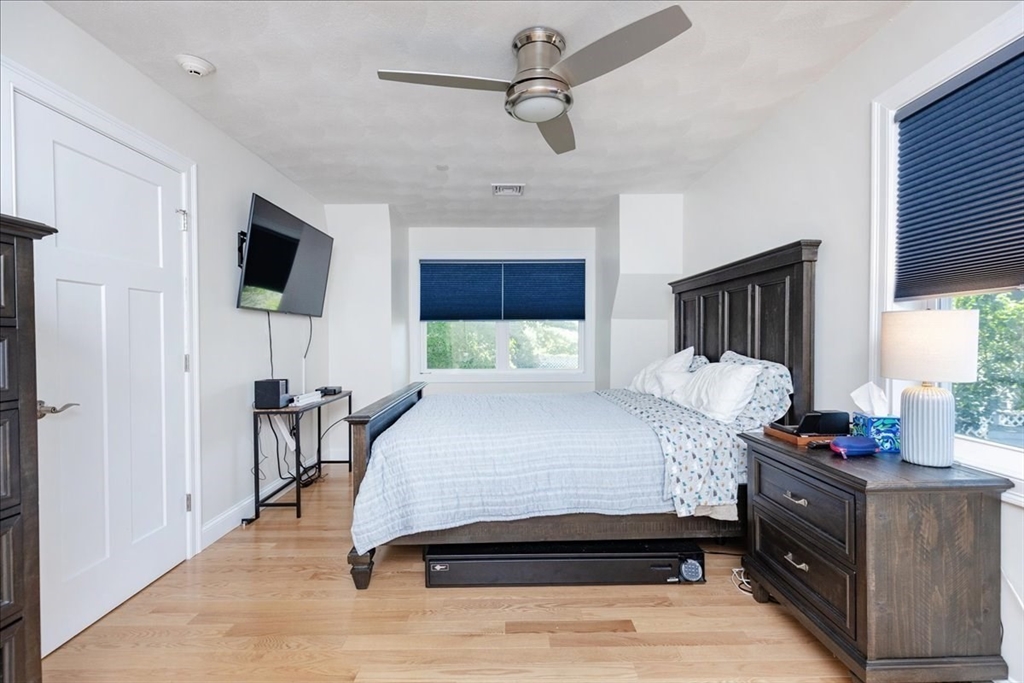 105 Green Street, Unit 4 Marblehead, MA 01945 - Photo 18 of 30 a bedroom with a bed and a flat tv screen