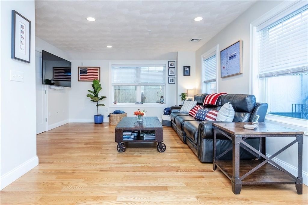 105 Green Street, Unit 4 Marblehead, MA 01945 - Photo 6 of 30 a living room with furniture