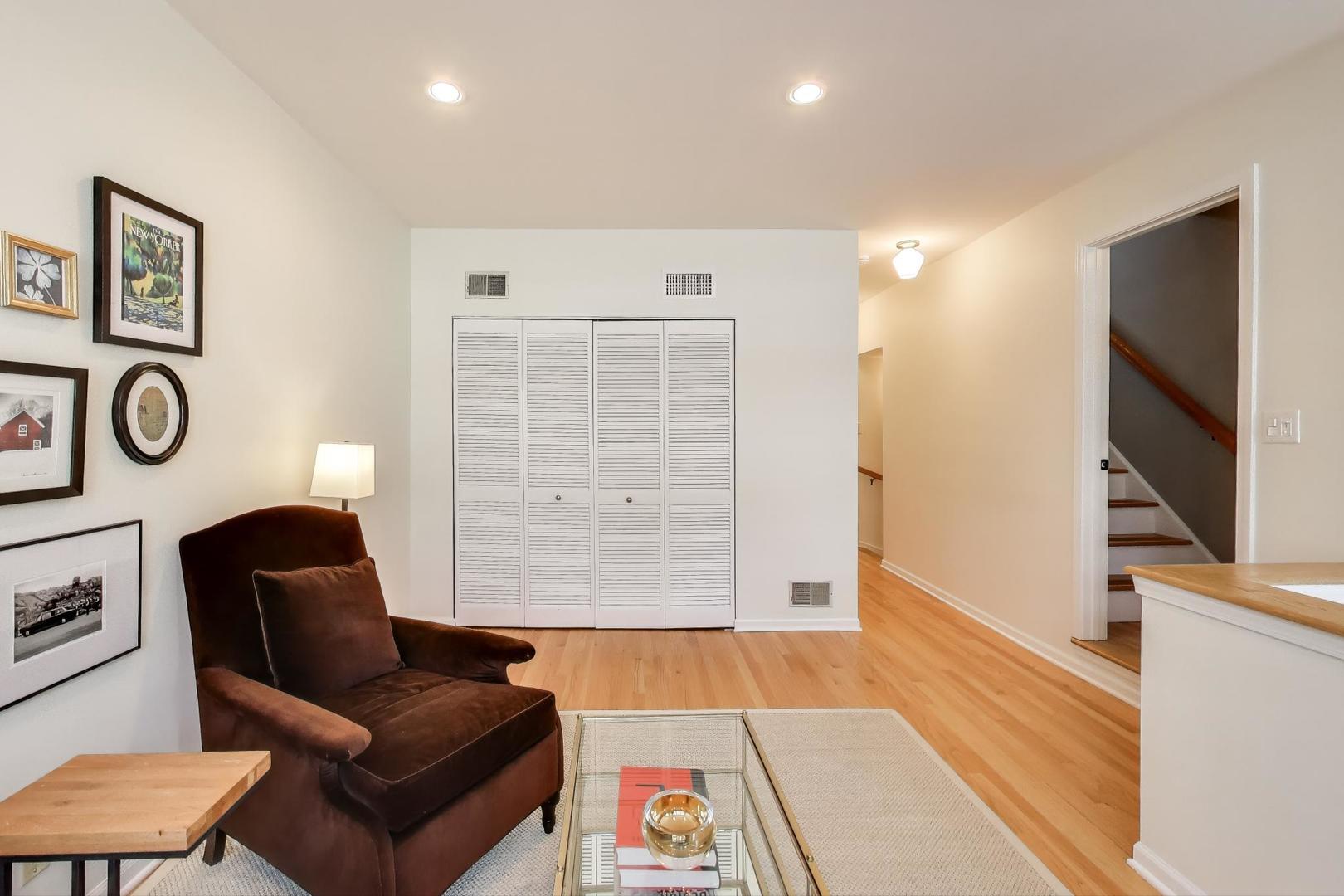 2737 North Janssen Avenue, Unit B Chicago, IL 60614 - Photo 18 of 31 a living room with furniture and a flat screen tv