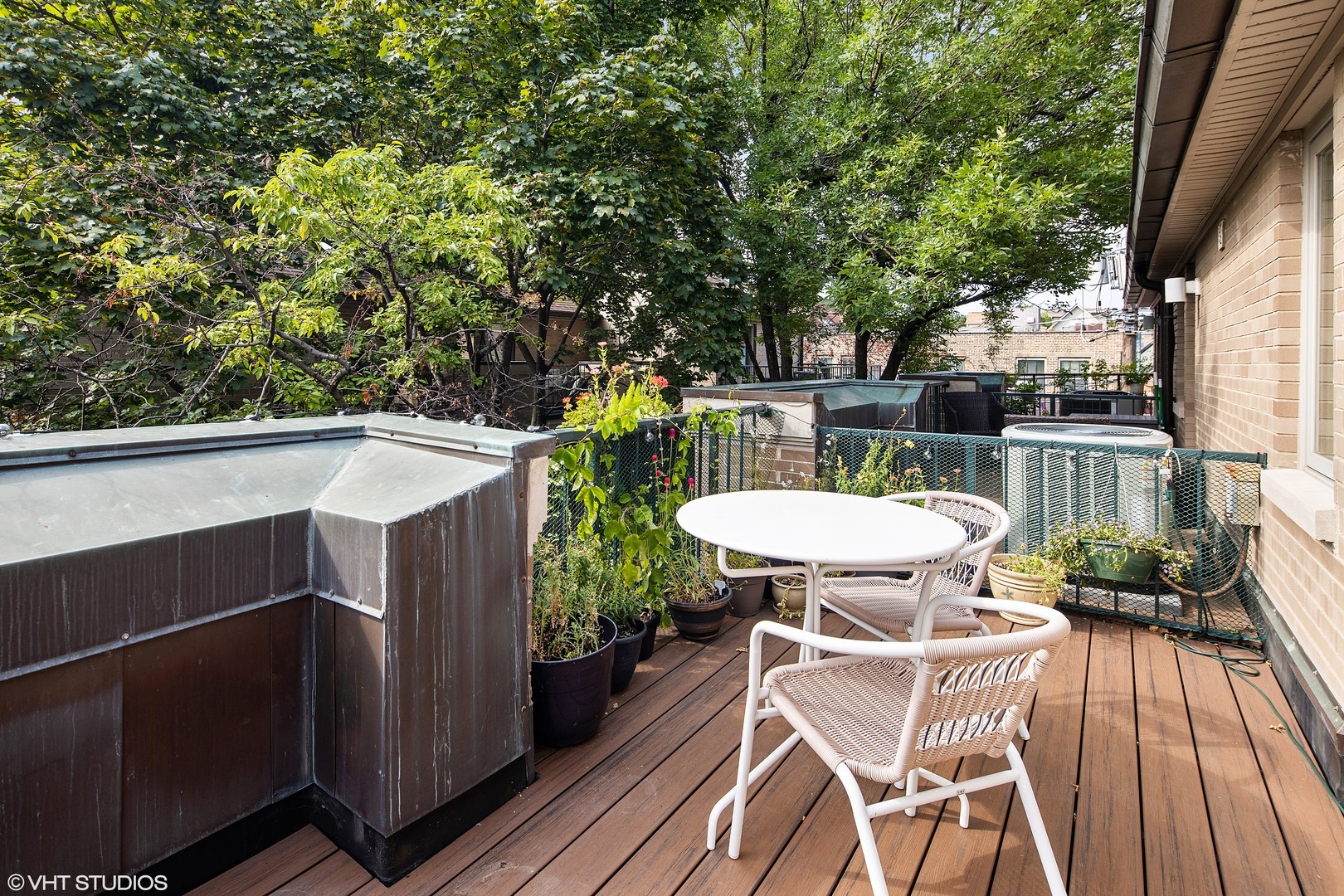 2737 North Janssen Avenue, Unit B Chicago, IL 60614 - Photo 25 of 31 a outdoor view with a seating space