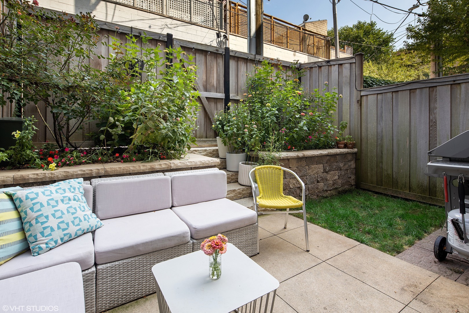 2737 North Janssen Avenue, Unit B Chicago, IL 60614 - Photo 26 of 31 a view of a backyard with couches plants and large tree