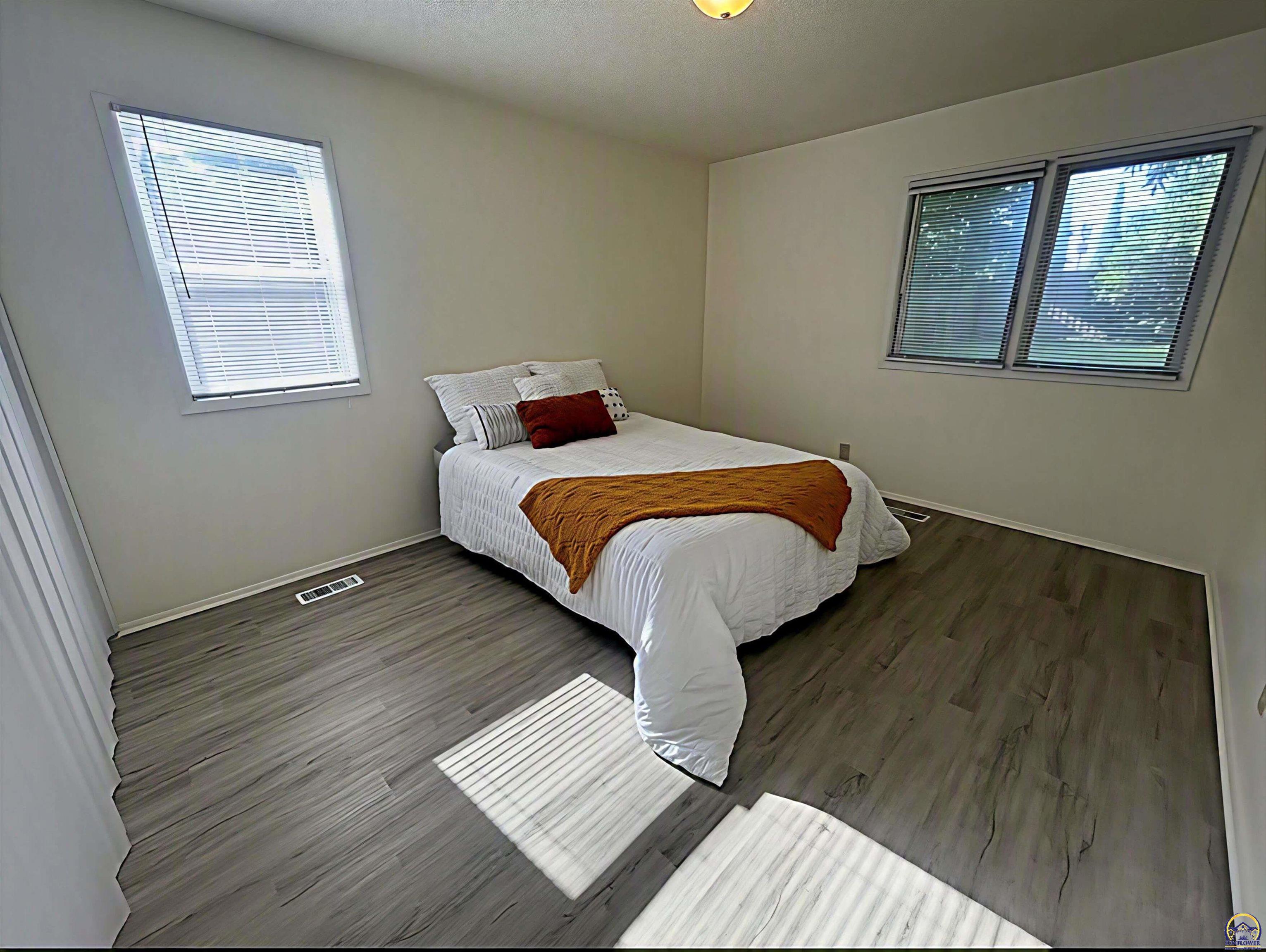 4029 Southwest 28th Terrace Topeka, KS 66614 - Photo 12 of 26