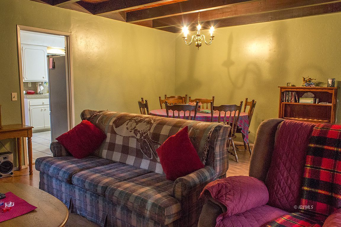 54955 South Circle Drive Idyllwild, CA 92549 - Photo 13 of 31 a living room with furniture