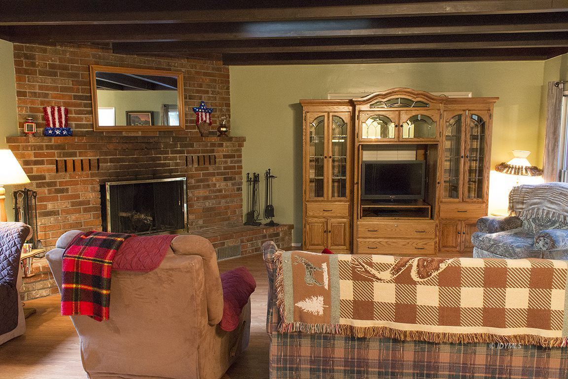 54955 South Circle Drive Idyllwild, CA 92549 - Photo 9 of 31 a living room with furniture