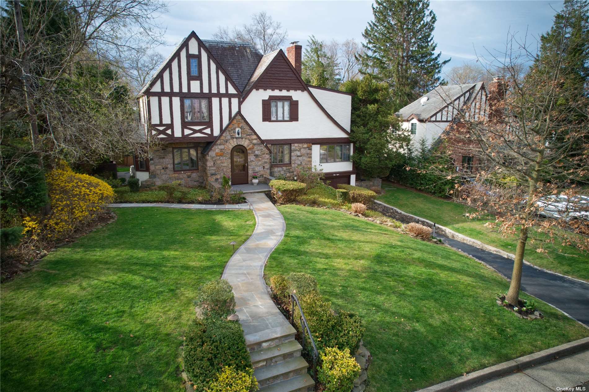 58 Stonehenge Road Manhasset, NY 11030 - Photo 1 of 1 Gallery Image 1