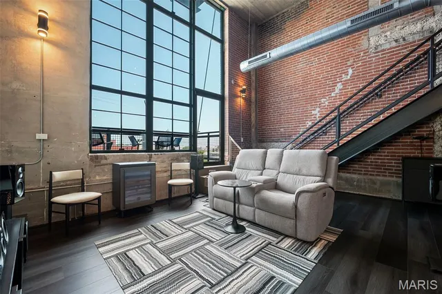 $279,000 | 2323 Locust Street, Unit 212, St. Louis, MO 63103