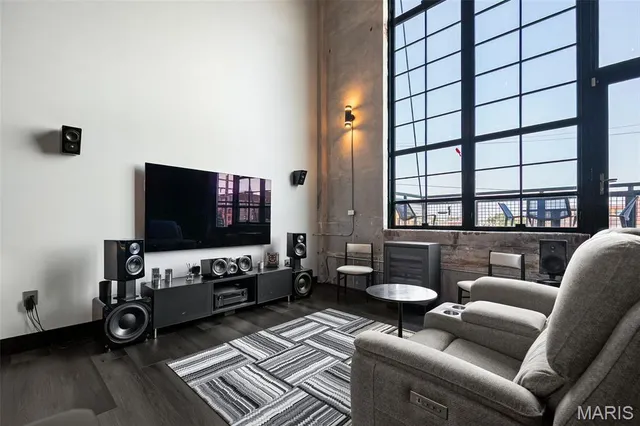 $279,000 | 2323 Locust Street, Unit 212, St. Louis, MO 63103