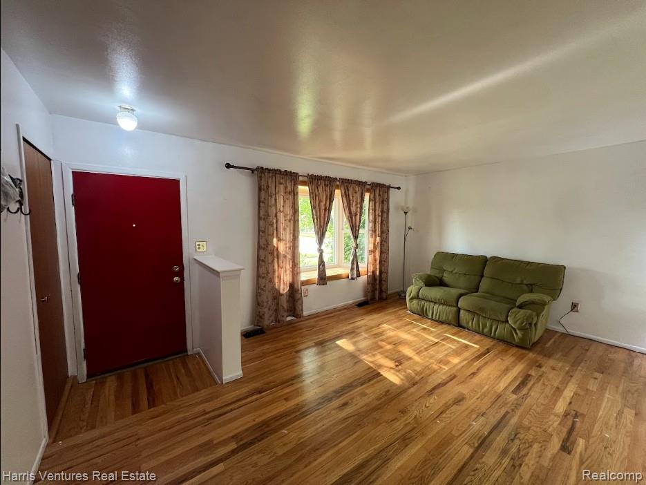 28482 Sutherland Avenue Warren, MI 48088 - Photo 6 of 25 Screenshot 2026-06-30 204149.jpg