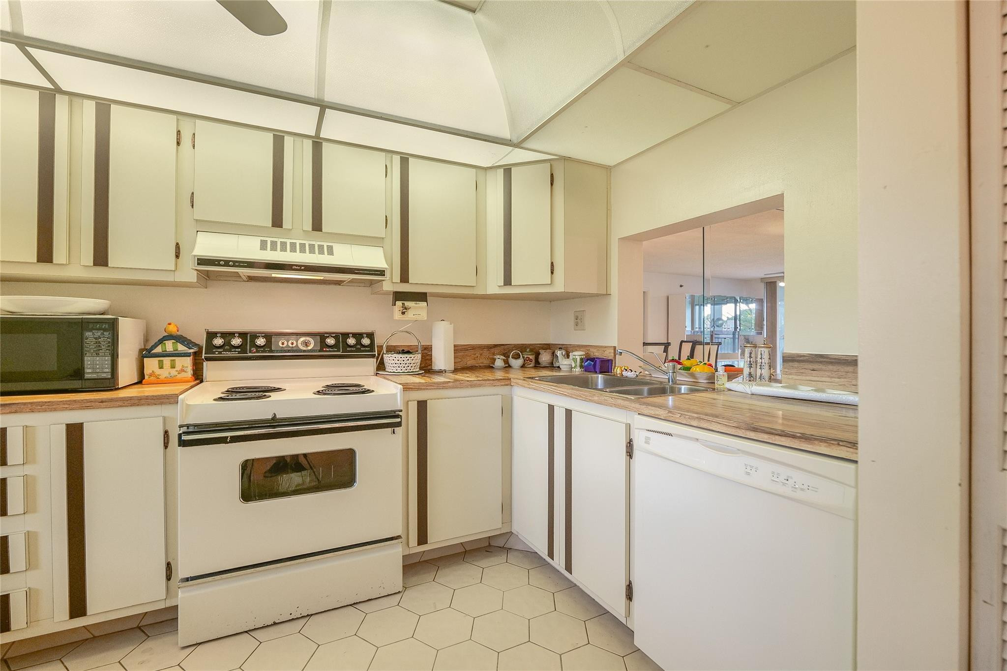 3910 Inverrary Boulevard, Unit 203B Lauderhill, FL 33319 - Photo 12 of 59 Photo 12