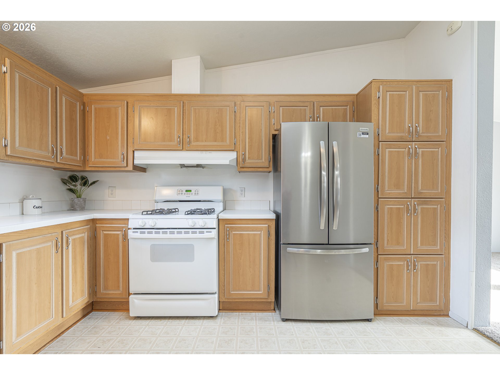 860 West Ellendale Avenue Dallas, OR 97338 - Photo 20 of 33 a kitchen with appliances a refrigerator and a sink