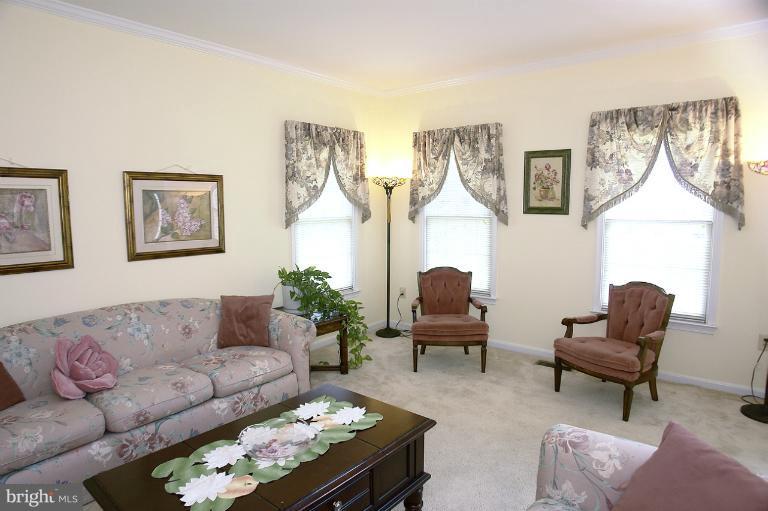 9212 Huntmaster Road Gaithersburg, MD 20882 - Photo 28 of 30 Living Room