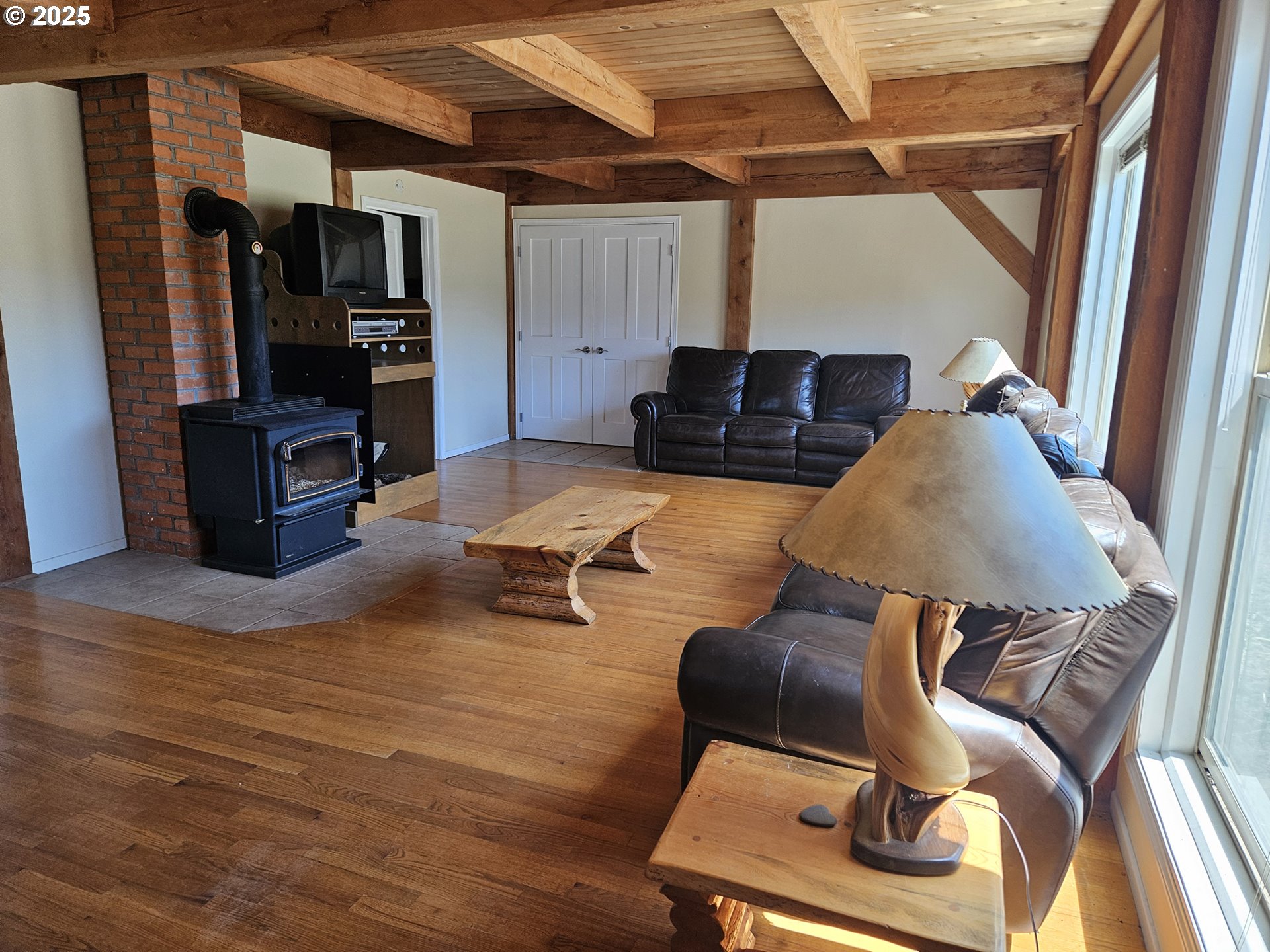 12142 Burns-Izee Road Seneca, OR 97873 - Photo 36 of 40 a living room with furniture and a flat screen tv