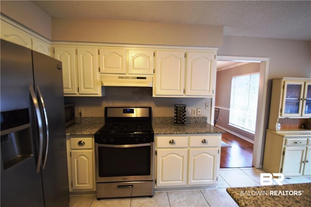 852 West Briar Court Mobile, AL 36609 - Photo 35 of 40 Granite counter tops and stainless appliances.