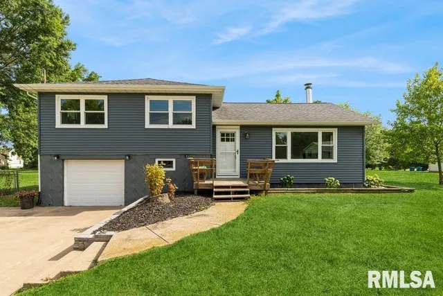 $329,000 | 814 Jones Street, Le Claire, IA 52753