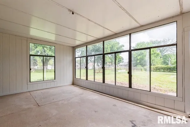 $329,000 | 814 Jones Street, Le Claire, IA 52753