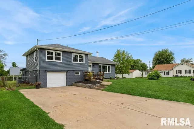$329,000 | 814 Jones Street, Le Claire, IA 52753