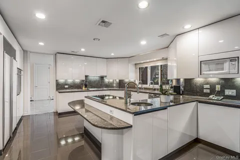 $5,475,000 | 6 Coachman's Court, Old Westbury, NY 11568