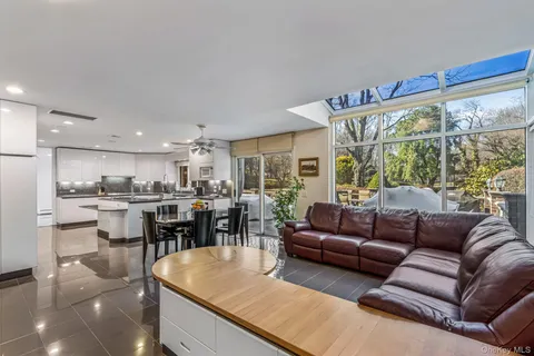 $5,475,000 | 6 Coachman's Court, Old Westbury, NY 11568